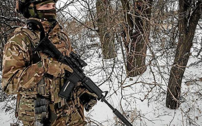 Un soldado ucraniano patrulla en la línea del frente cerca de Bajmut. | FOTO: YASUOSHI CHIBA