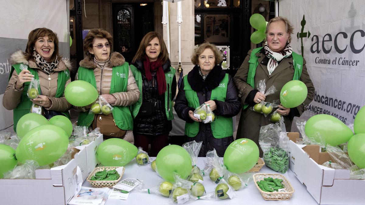 Un grupo de voluntarias de la AECC reparten manzanas en la Plaza del Castillo en una edición anterior del Día Mundial contra el Cáncer.