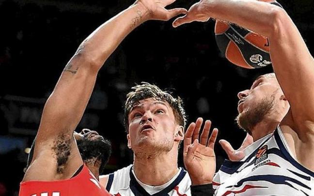 Sedekerskis pierde un bal&oacute;n en presencia de Walden y ante la mirada de Kotsar. | FOTO: EFE