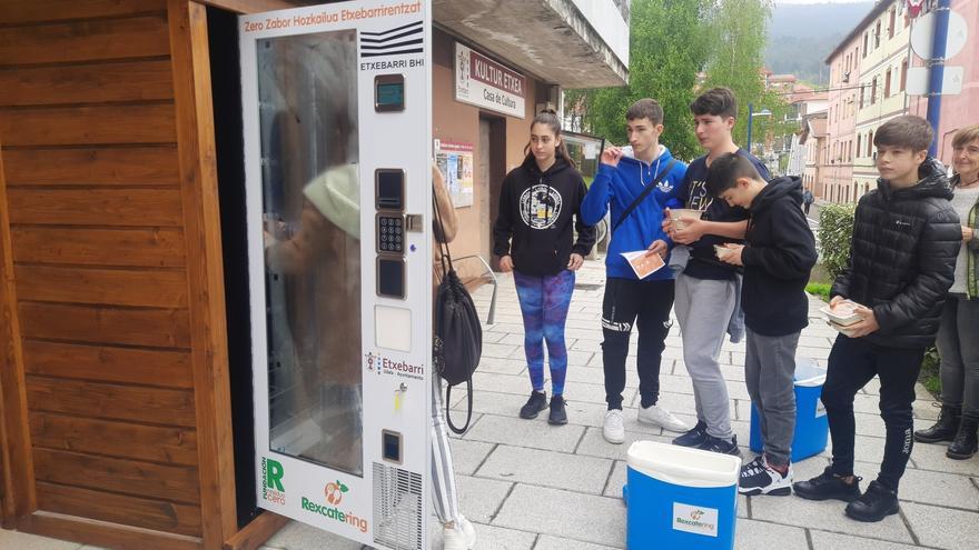 RexCatering, impulsor en Etxebarri de una nevera solidaria que se nutre de los excedentes del comedor del Instituto