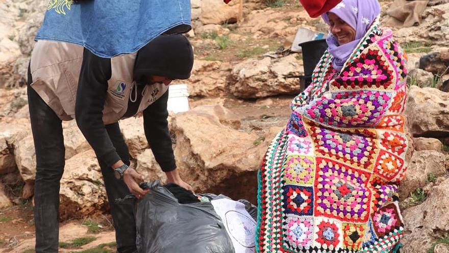 Refugiados sirios han recibido numerosas prendas que les ayudarán a pasar mejor el invierno