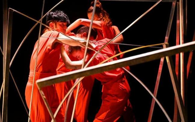 Mikel del Valle, con algunos bailarines más en el Arriaga.