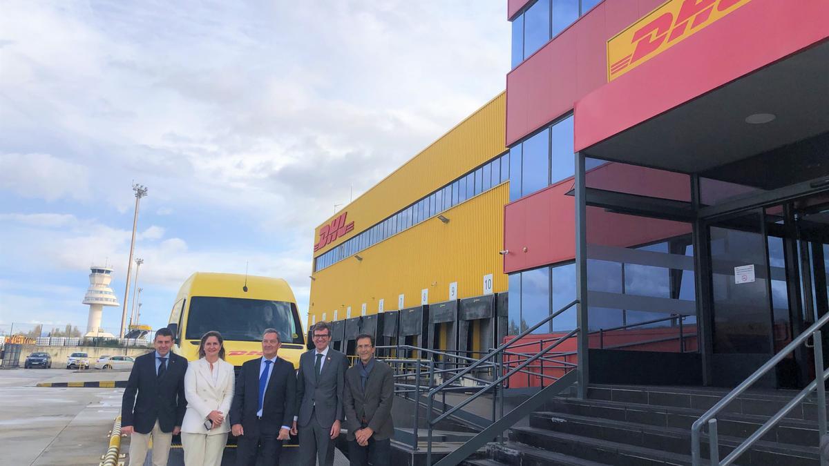 Visita del alcalde de Gasteiz a las instalaciones de DHL en Foronda.