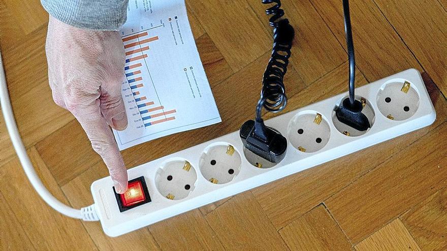 Gizarte-bonu elektrikoari atxikitako baliabide ekonomiko txikiko espainiar etxe-unitateen kopuruak gora egin du. | ARGAZKIA: E.P.