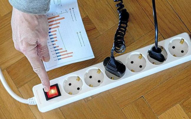 Gizarte-bonu elektrikoari atxikitako baliabide ekonomiko txikiko espainiar etxe-unitateen kopuruak gora egin du. | ARGAZKIA: E.P.