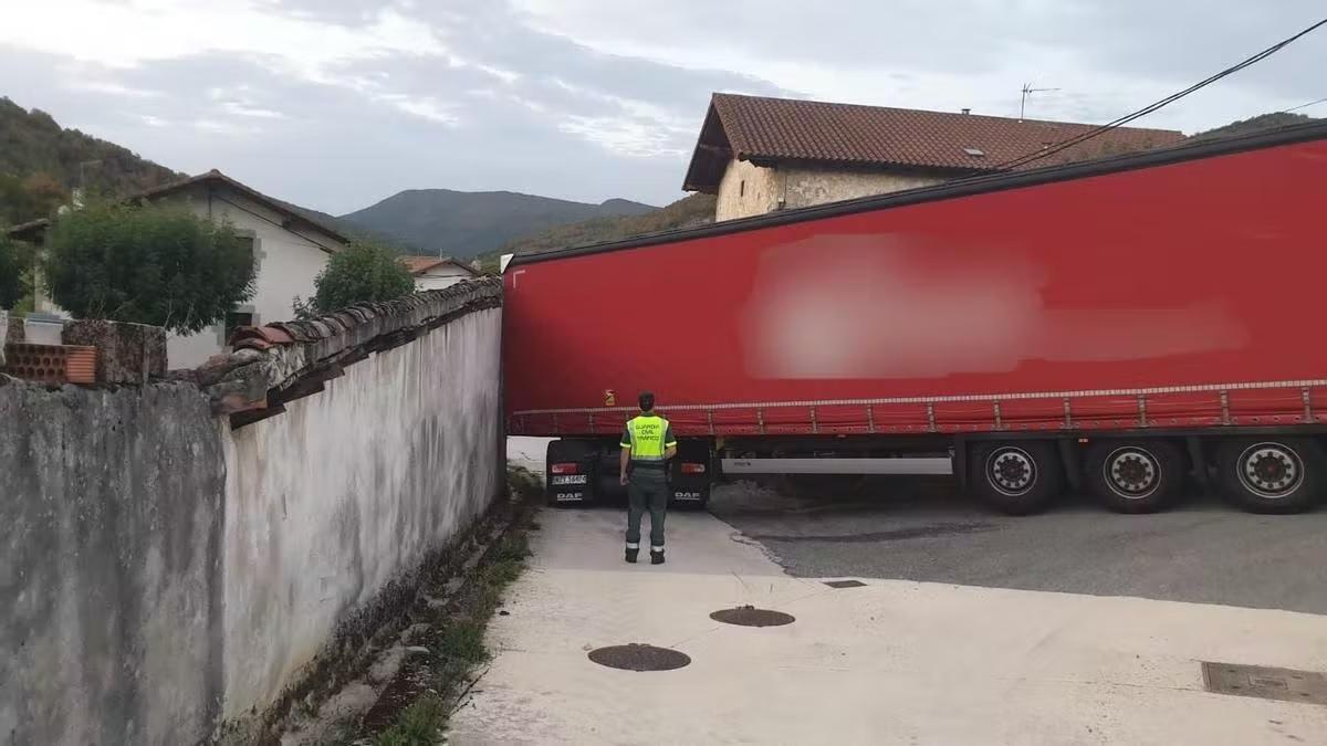 El camión, atascado en la calle del pueblo