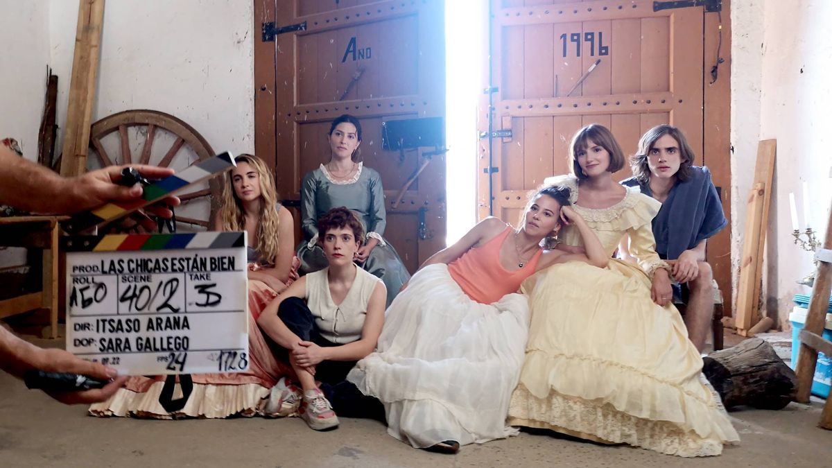 Elenco de 'Las chicas están bien', ópera prima de Itsaso Arana (3ª por la izquierda).
