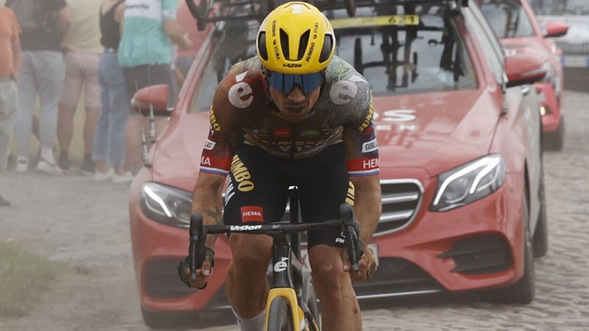 Primo Roglic, durante la etapa del Tour con pavé en la que se cayó