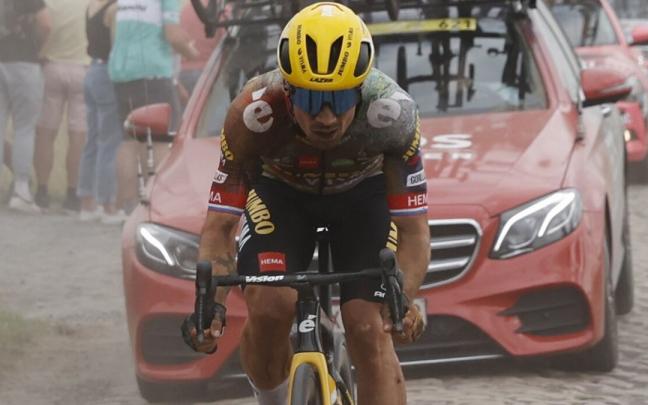 Primo Roglic, durante la etapa del Tour con pav&eacute; en la que se cay&oacute;