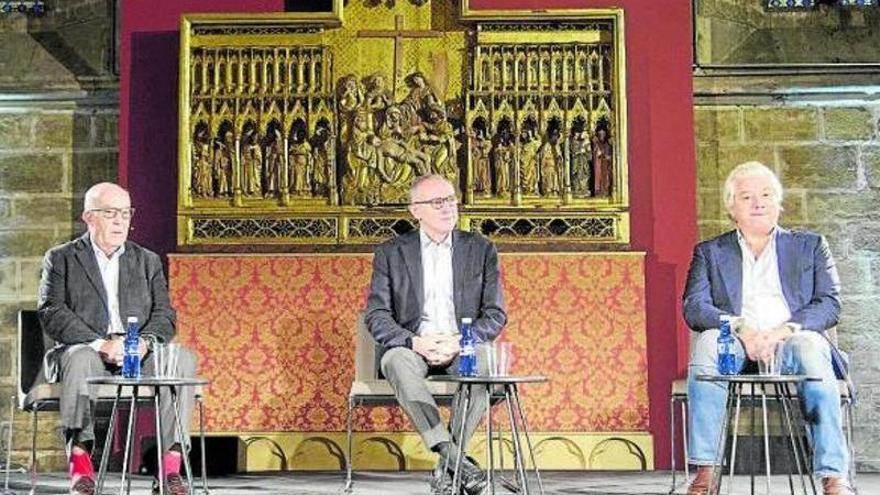 De izda. a dcha.: Ezpeleta, Domenicali y Paolo Campinoti, ayer en el refectorio de la catedral.