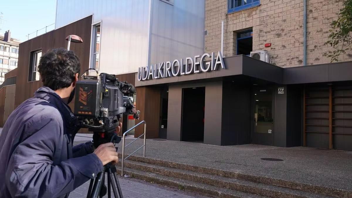 Entrada del polideportivo de Hernani, que ha permanecido cerrado hasta el mediodía debido a la fuga de cloro.