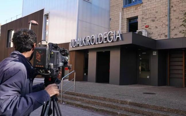 Entrada del polideportivo de Hernani, que ha permanecido cerrado hasta el mediodía debido a la fuga de cloro.