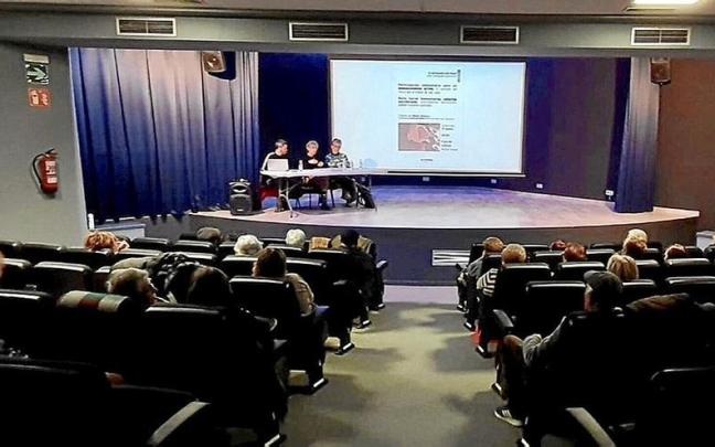 Imagen de la charla que tuvo lugar en la casa de cultura de Sartaguda.