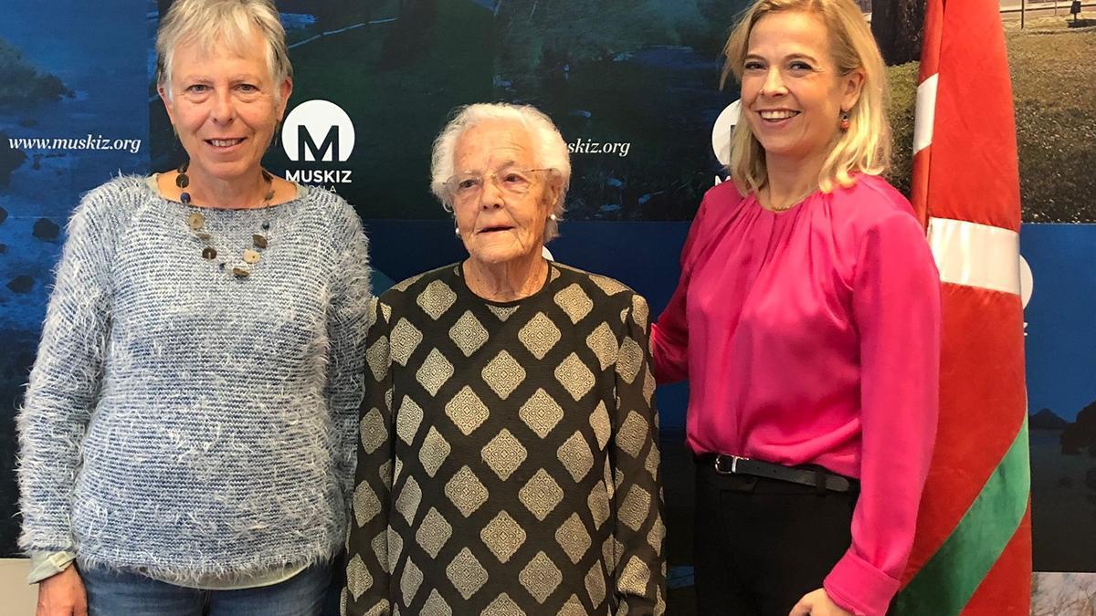 Begoña Suárez Ereño, con Sara Ibáñez y Ainara Leiba.