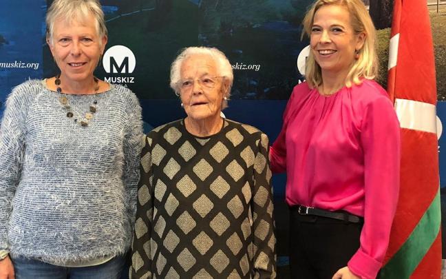 Begoña Suárez Ereño, con Sara Ibáñez y Ainara Leiba.