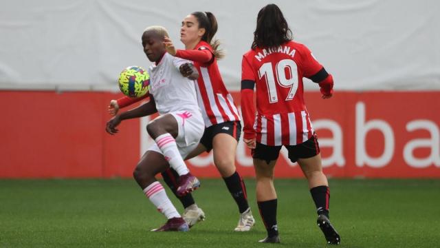 Mariana observa cómo su compañera trata de recuperar un balón. Mariana observa cómo su compañera trata de recuperar un balón.