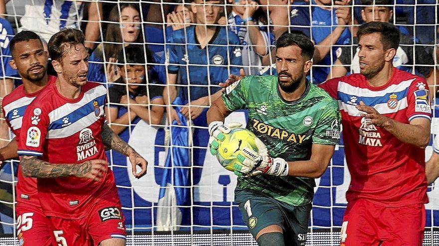 Fernando Pacheco se dispone a poner en juego un balón durante el último choque entre el Alavés y el Espanyol. | FOTO: ALEX LARRETXI