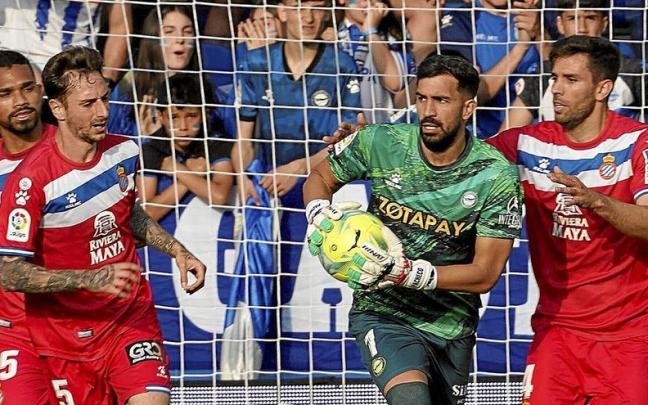 Fernando Pacheco se dispone a poner en juego un balón durante el último choque entre el Alavés y el Espanyol. | FOTO: ALEX LARRETXI