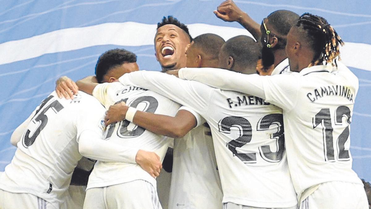 Los jugadores del Real Madrid celebran el triunfo al final del partido. | FOTO: EFE