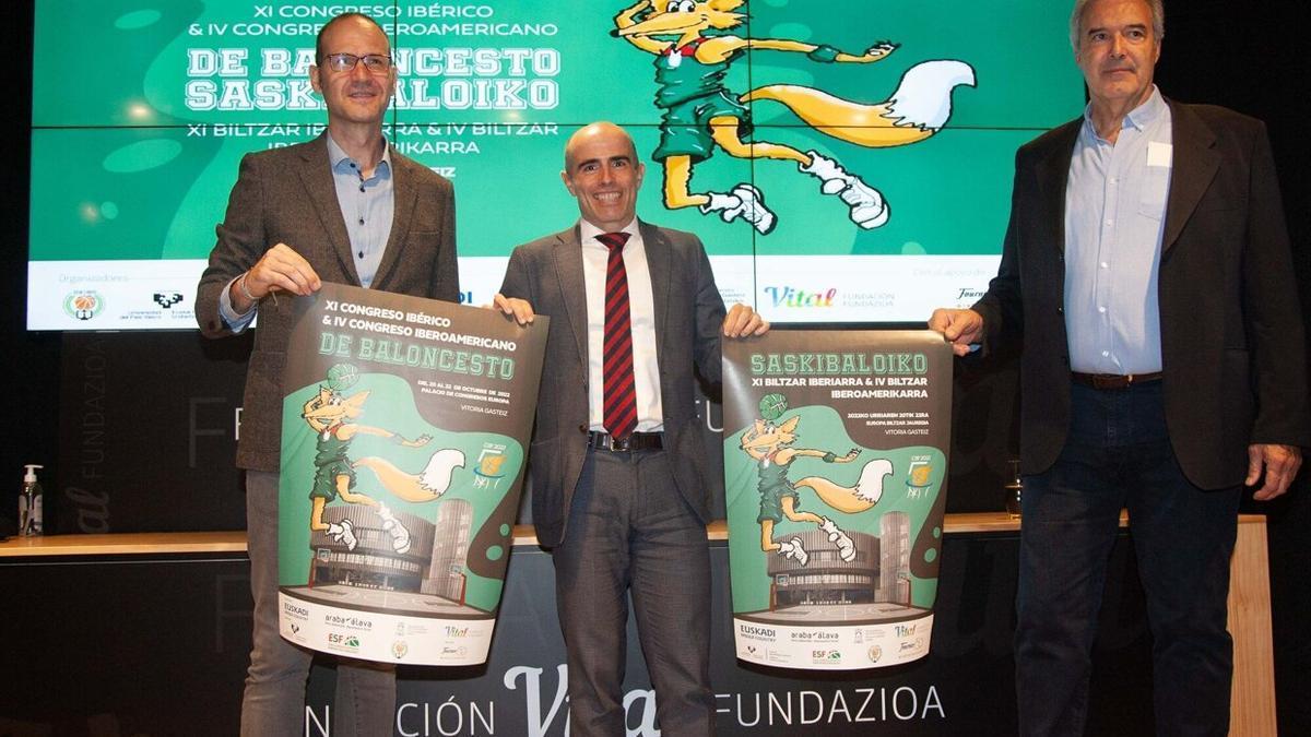 Raúl Martínez de Santos, director del CIB, Axier Urresti, director ejecutivo de las Fundaciones Vital y Luis Sautu, presidente de la Federación Vasca de Baloncesto, durante la presentación del congreso