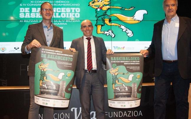 Raúl Martínez de Santos, director del CIB, Axier Urresti, director ejecutivo de las Fundaciones Vital y Luis Sautu, presidente de la Federación Vasca de Baloncesto, durante la presentación del congreso