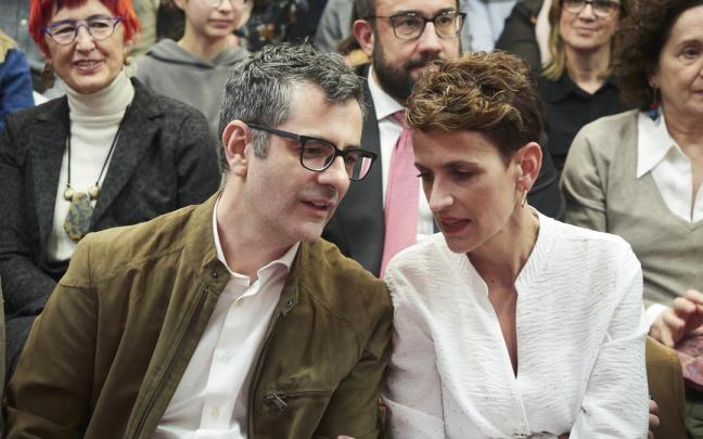 El ministro Bolaños conversa con María Chivite. El ministro Bolaños conversa con María Chivite.