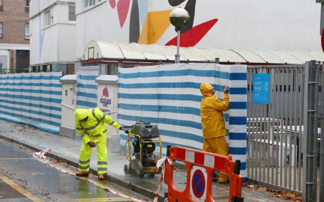 Operarios trabajan en la calle Ibaialde del barrio de Martutene, junto a la ikastola Arantzazuko Ama.
