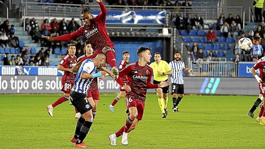 Gueye se cae de forma aparatosa sobre Luis Rioja en un lance del encuentro de ayer entre el Deportivo Alavés y el Zaragoza. | FOTO: IÑIGO FORONDA