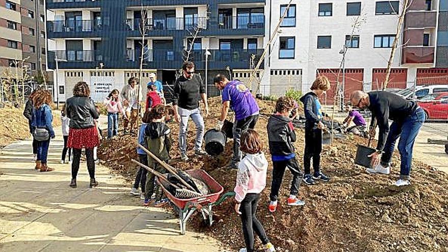 El alumnado de Atargi, junto con responsables políticos, ayer en la plantación del jardín en la plaza de Ardantzea.