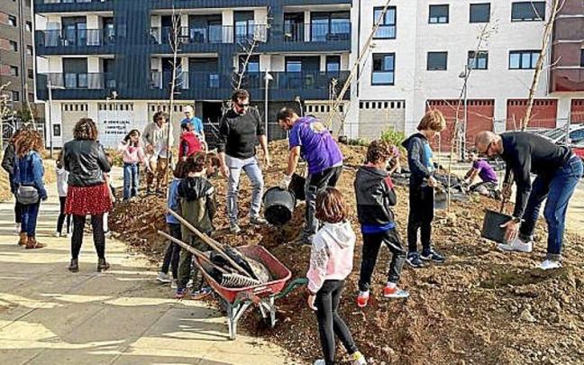 El alumnado de Atargi, junto con responsables políticos, ayer en la plantación del jardín en la plaza de Ardantzea. El alumnado de Atargi, junto con responsables políticos, ayer en la plantación del jardín en la plaza de Ardantzea.