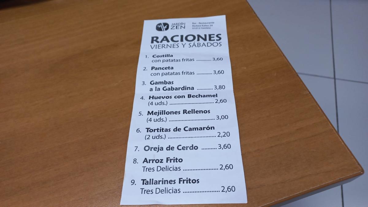 Carta que combina los viernes y los sábados raciones más tradicionales con recetas orientales