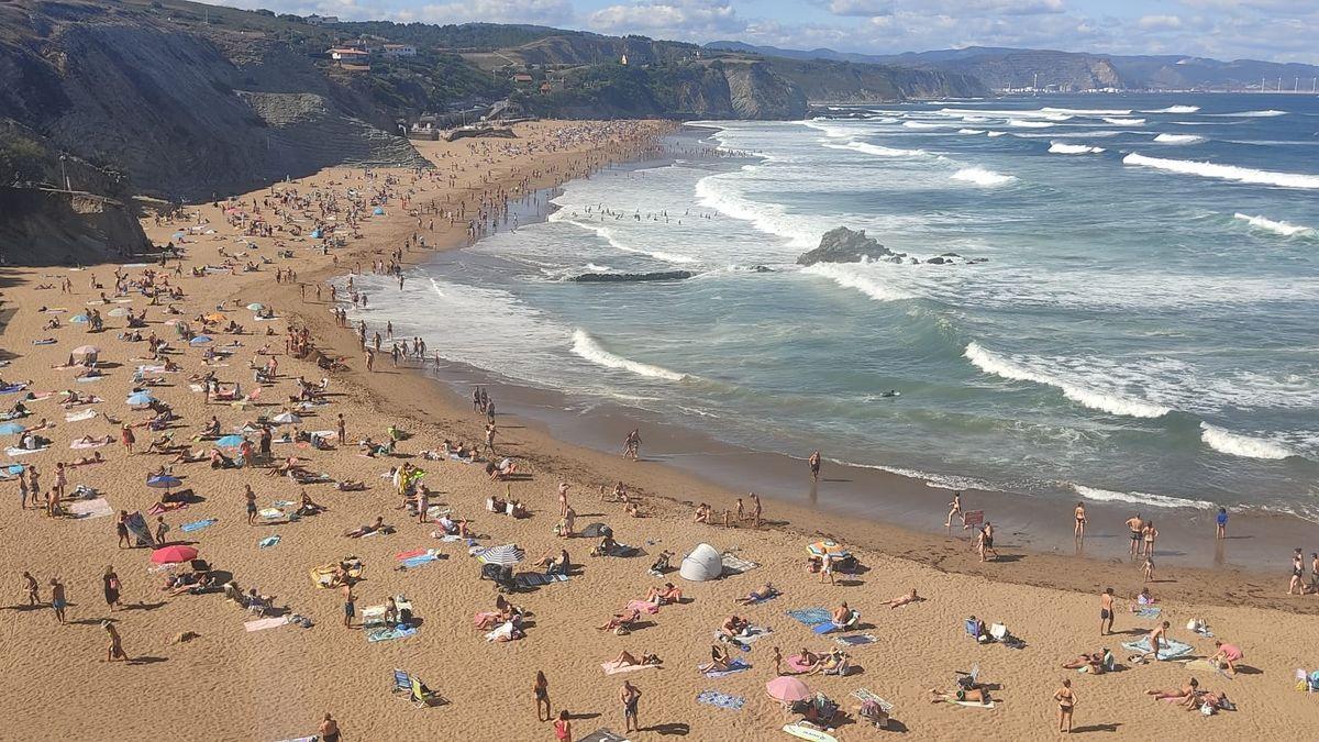 Los vizcainos han aprovechado la jornada festiva en Euskadi para acercarse a las playas. En la imagen, Sopela esta mañana.