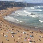 Los vizcainos han aprovechado la jornada festiva en Euskadi para acercarse a las playas. En la imagen, Sopela esta mañana.