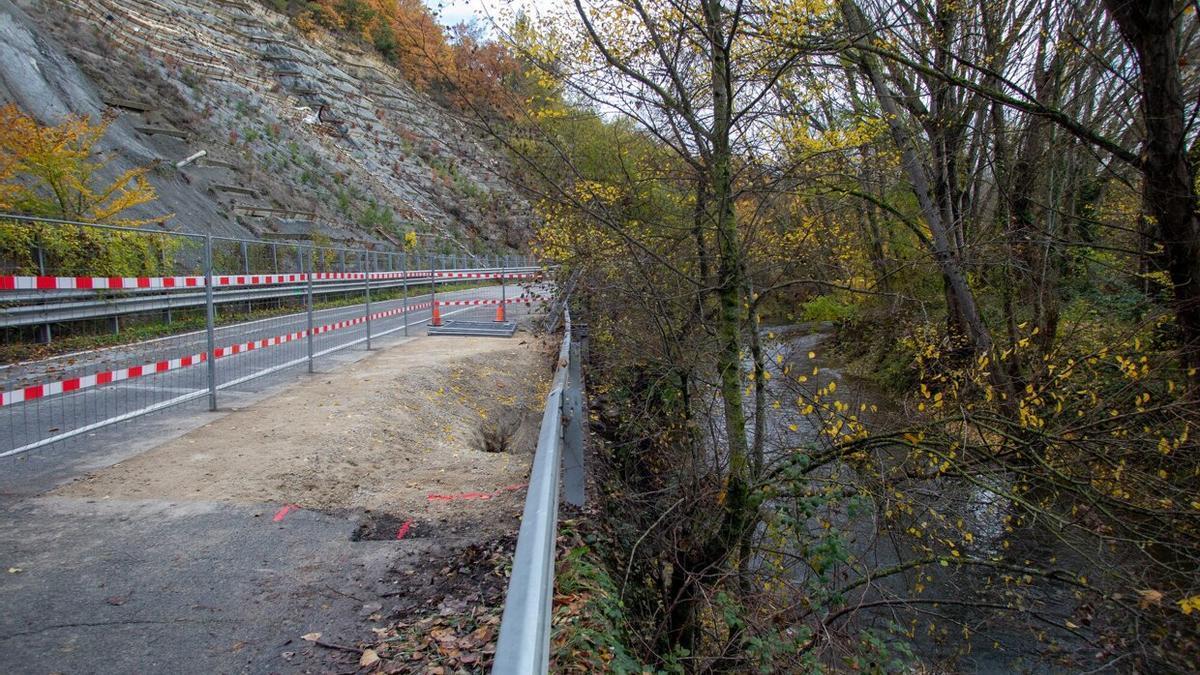 La carretera, cortada tras el desprendimiento de la escollera.