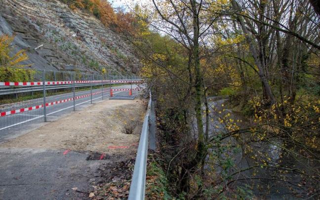 La carretera, cortada tras el desprendimiento de la escollera.