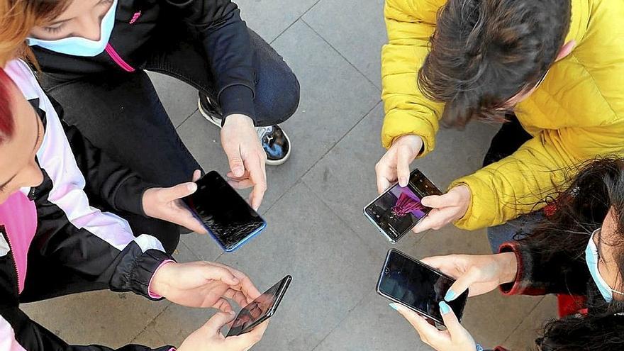 Un grupo de jóvenes usan el teléfono móvil. | FOTO: E.P.