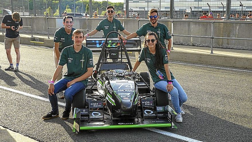 Los estudiantes de la Facultad de Ingeniería de Vitoria posan en el circuito de Silverstone con su monoplaza.