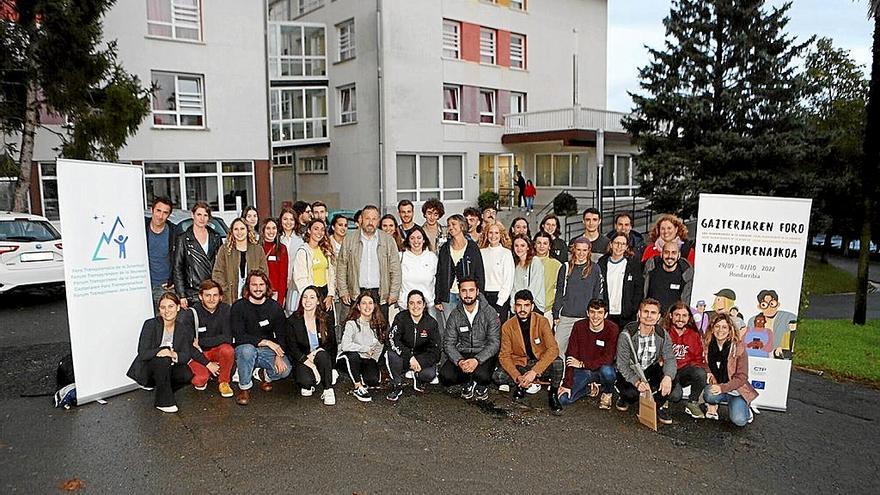 El grupo de jóvenes, este viernes, frente al albergue foral de Hondarribia, junto al alcalde Sagarzazu. | FOTO: N.G.