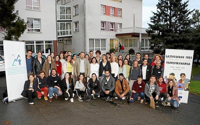 El grupo de jóvenes, este viernes, frente al albergue foral de Hondarribia, junto al alcalde Sagarzazu. | FOTO: N.G. El grupo de jóvenes, este viernes, frente al albergue foral de Hondarribia, junto al alcalde Sagarzazu. | FOTO: N.G.