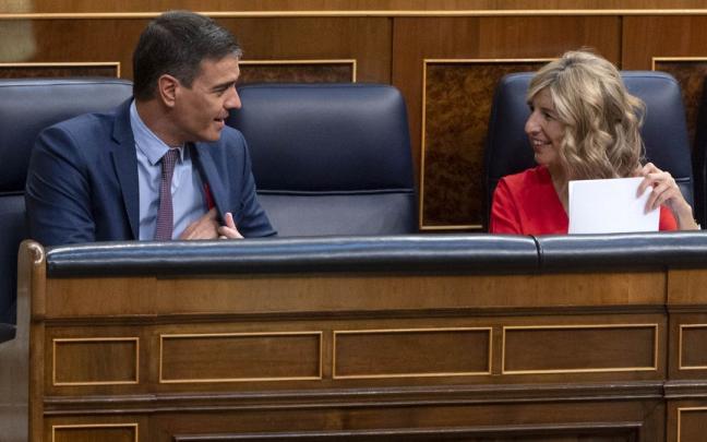 Pedro S&aacute;nchez y Yolanda D&iacute;az conversan en el Congreso.
