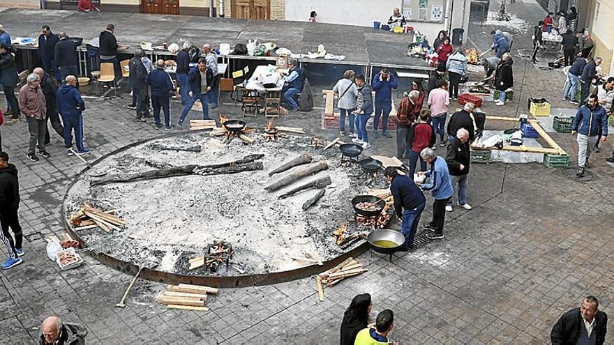 Preparativos de los ranchos, una tradición que ha pasado de generación en generación, y cuadrillas disfrutando de la jornada que coincide con la tercera semana de octubre. | FOTO: CEDIDA