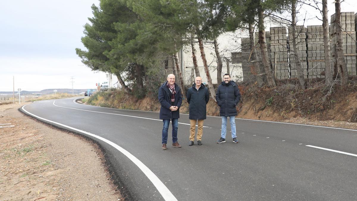 El alcalde de Murchante, Luis Sancho, el consejero de Cohesión Territorial, Bernardo Ciriza, y el director general de Administración Local y Despoblación, Jesús Mari Rodríguez, durante la visita a las obras realizadas en