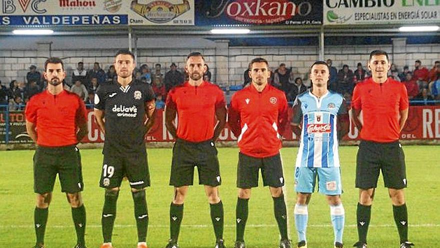 Mikel Iribas, segundo por la izquierda (con camiseta negra), tras el sorteo de campos previo al Coria-Fuenlabrada. | FOTO: FUENLABRADA CF