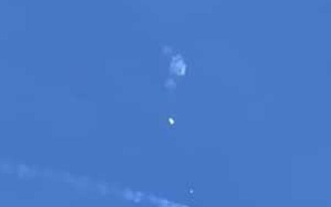 Momento en el que es derribado el globo chino.