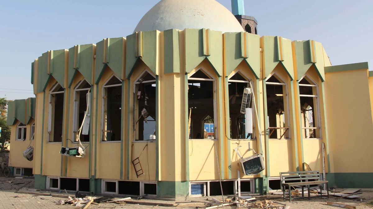 Imagen de archivo de una mezquita en Afganistán, tras sufrir un atentado en 2021.