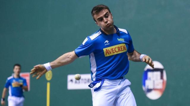 Jon Ander Peña golpea con la derecha en el frontón Municipal de Etxebarri.