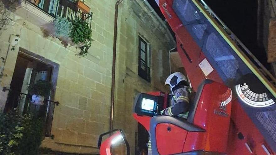 Bomberos en la casa donde se produjo el incendio