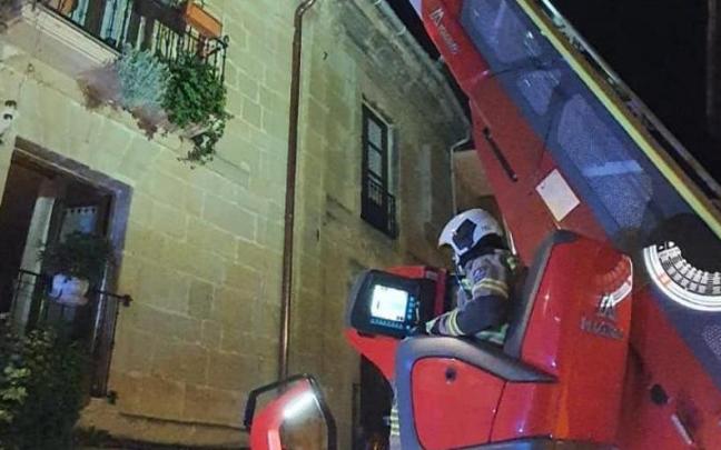 Bomberos en la casa donde se produjo el incendio