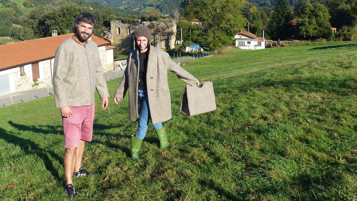 Joseba Edesa y Laurita Siles están detrás de la asociación Mutur Beltz de Karrantza.