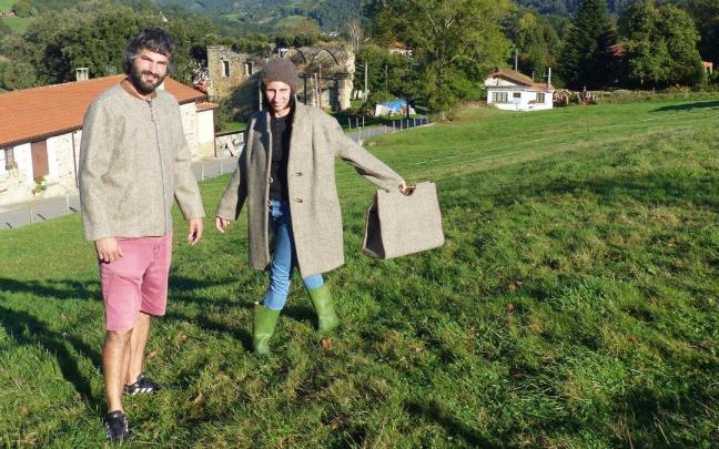 Joseba Edesa y Laurita Siles est&aacute;n detr&aacute;s de la asociaci&oacute;n Mutur Beltz de Karrantza.